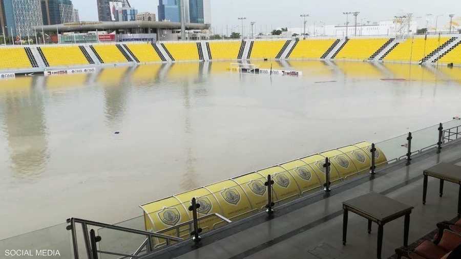 ملعب نادي قطر تحول إلى حوض سباحة