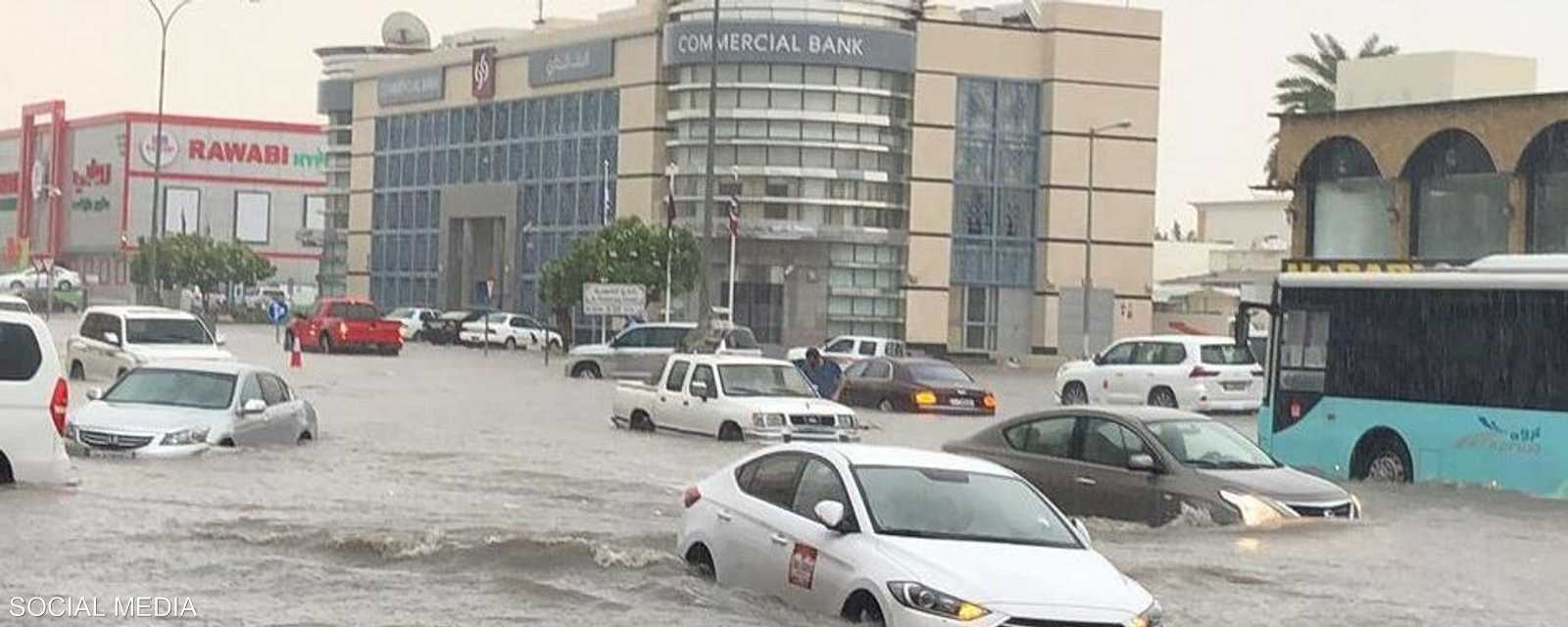 السيارات علقت في شوارع الدوحة بعد ارتفاع منسوب المياه