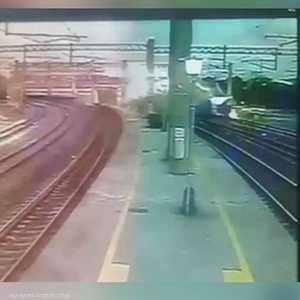 لحظة خروج قطار فائق السرعة عن مساره