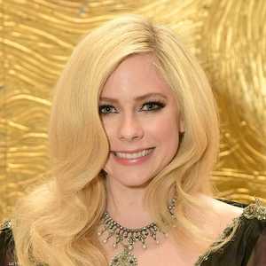 المغنية لافين كشفت عن معاناتها من مرض "لايم" لأربع سنوات