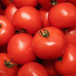 الطماطم تحتوي على الكثير من الفيتامينات المفيدة.