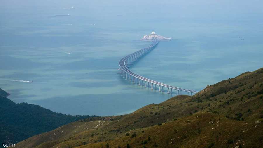 الجسر يربط الأراضي الصينية بهونغ كونغ وماكاو