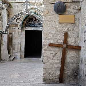 دير السلطان تعرض لاعتداء من الشرطة الإسرائيلية