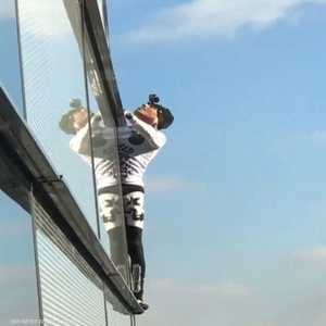 الرجل العنكبوت يتسلق أعلى برجا في لندن