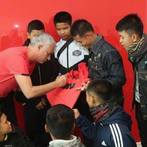 جوزيه مورينيو يوقع على قمصان لفتية الكهف