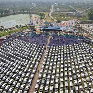 السيارات التي وزعها الملياردير الهندي على موظفيه