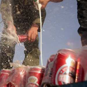 إتلاف كحول من قبل جنود إيرانيين