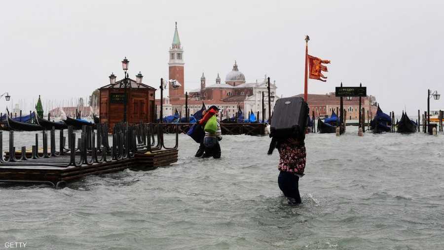 لقي 5 أشخاص على الأقل حتفهم في إيطاليا نتيجة سوء الطقس.