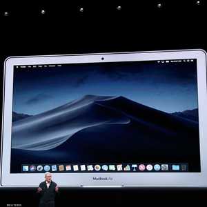 الرئيس التنفيذي لشركة آبل، تيم كوك، يعرض كمبيوترا جديدا