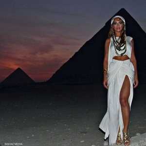 بيونسيه عند زيارتها للأهرام