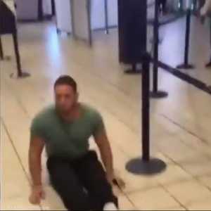 رجل مشلول يتعرض للإهانة ويسافر "زحفا"