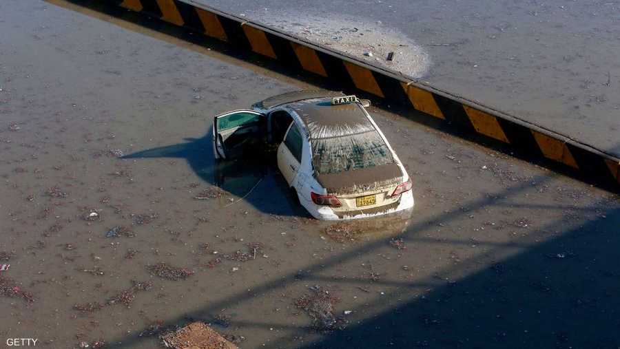 سيارة أجرة اجتاحتها مياه الأمطار الغزيرة