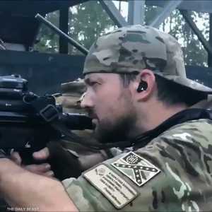 ميليشيا لعنصر من القوة الأمنية 111 المتطرفة من الفيديو