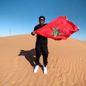النجم البرازيلي رونالدينيو حاملا العلم المغربي