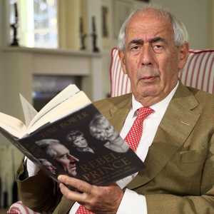 كاتب السيرة الملكية توم باور