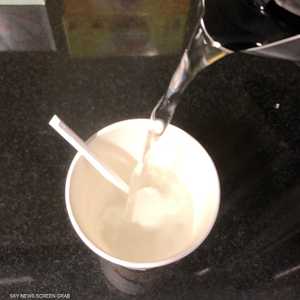 تناول مشروبات ساخنة بكؤوس بلاستيكية خطر على الصحة