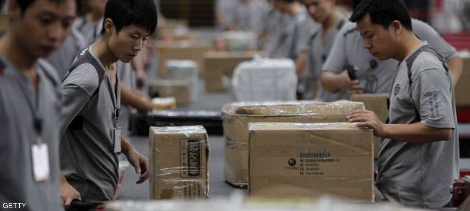 عمال "علي بابا" يجهزون البضائع التي اشتريت عبر الإنترنت