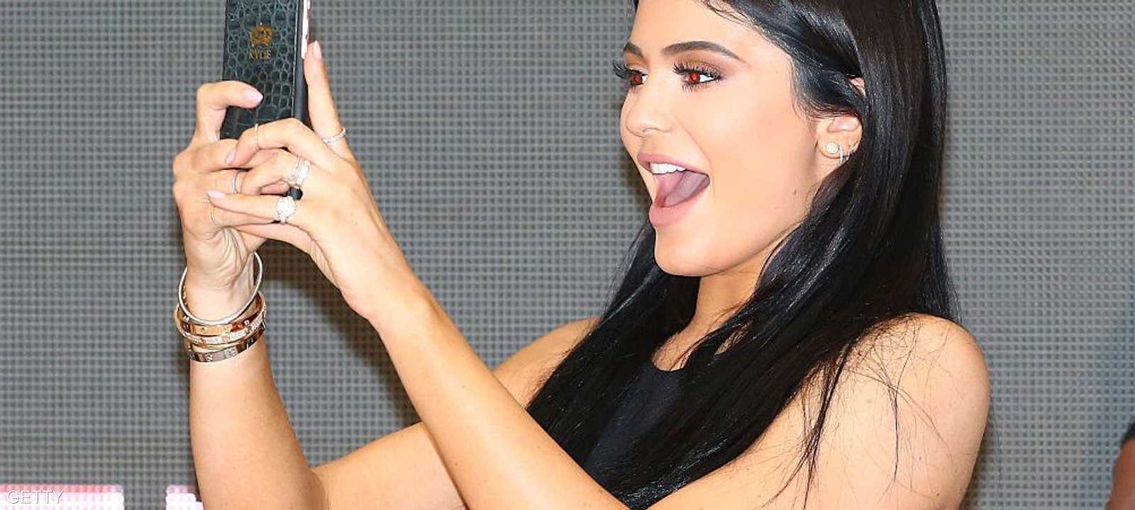 كثرة السيلفي تعبر عن الأنانية