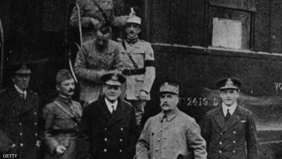 قادة الجيوش إبان الحرب العالمية الأولى خارج عربة القطار