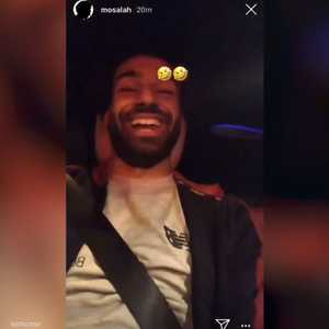 صلاح يدفع زميله في ليفربول للغناء لعمرو دياب