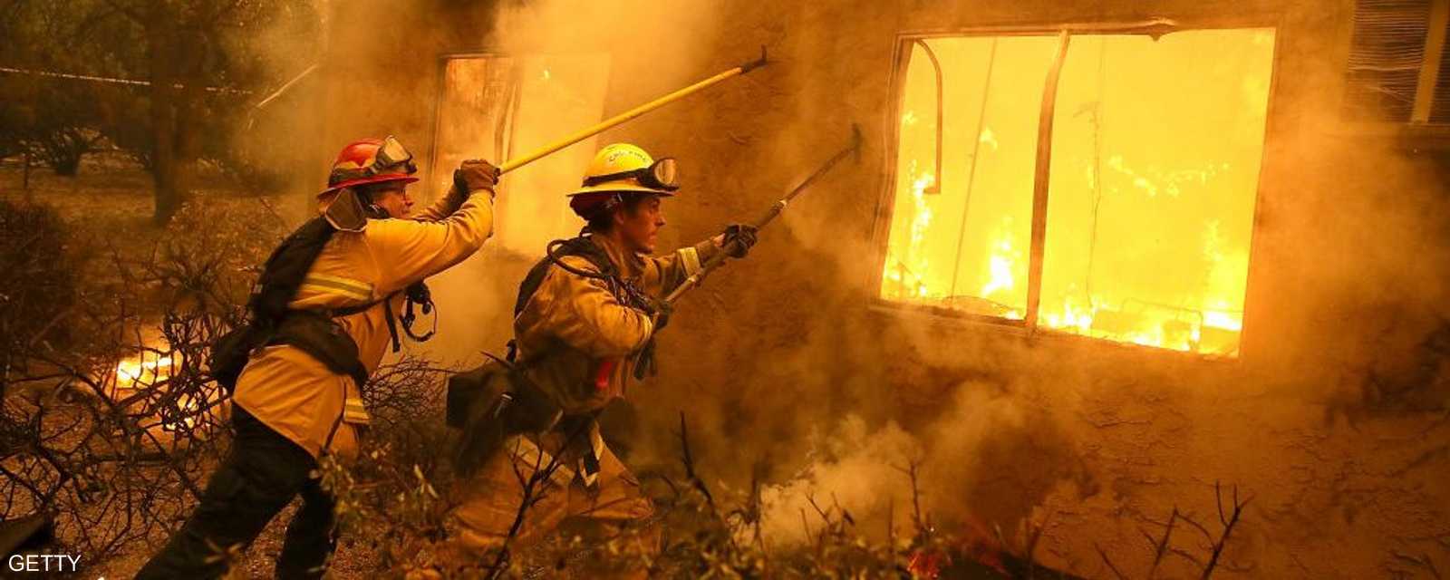 يواجه رجال الإطفاء بعض الظروف القاسية الصعبة