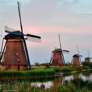 تتميز قرية كيندرديك بطواحين الهواء القديمة