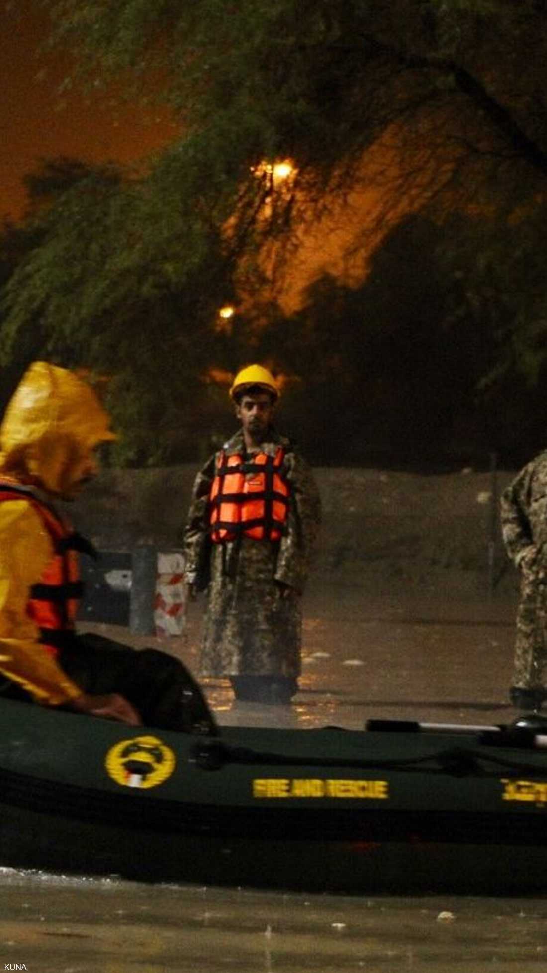رجال الحرس الوطني خلال القيام بعمليات إنقاذ بالمراكب