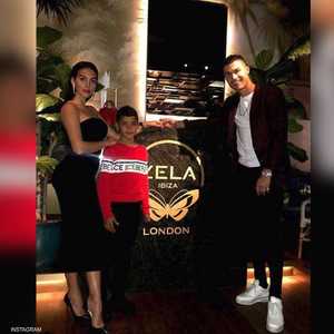 رونالدو وجورجينا ويتوسطهما رونالدو جونيور