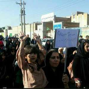 عمال المصنع احتجوا على عدم دفع رواتبهم