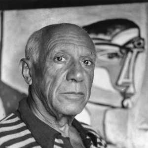 بيكاسو أمام أحد أعماله