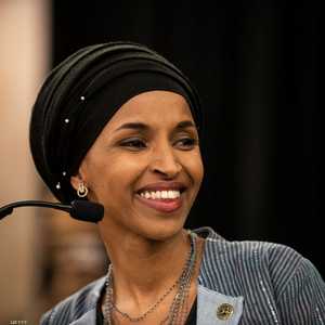 إلهان عمر أطلقت مبادرة إلغاء حظر الحجاب