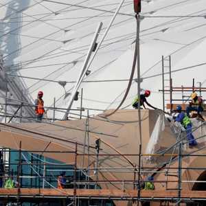 العمال في الملاعب القطرية يعيشون ظروفا قاسية