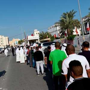 مواطنون في طوابير أمام مركز اقتراع في مدينة المحرق