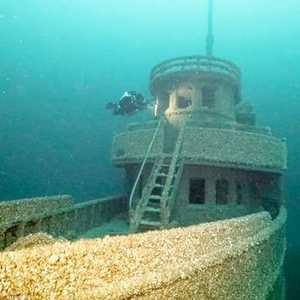 السفينة الغارقة كما تبدو في قاع البحيرة