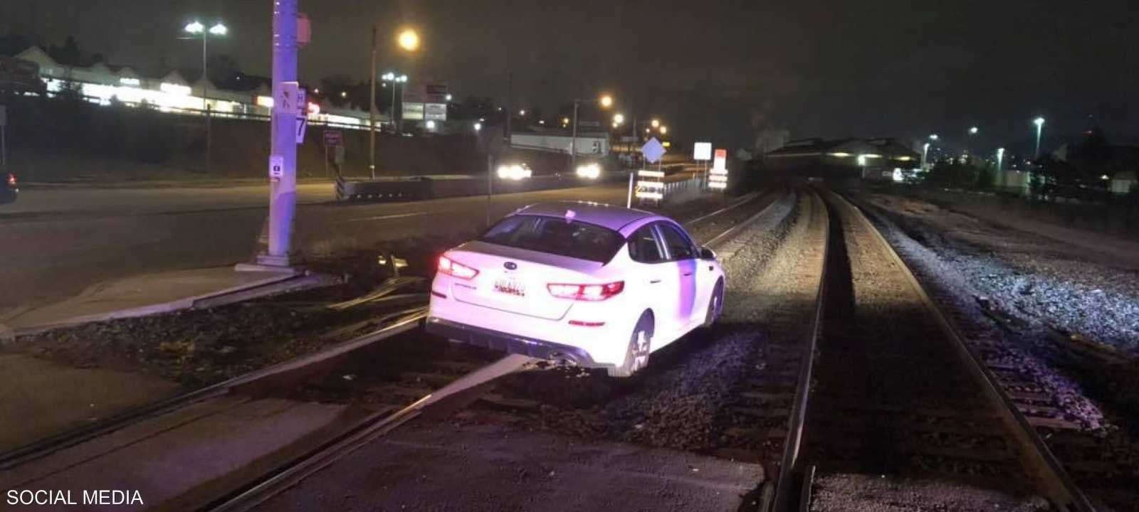 الشرطة أبعدت السيارة عن سكة الحديد