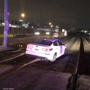 الشرطة أبعدت السيارة عن سكة الحديد