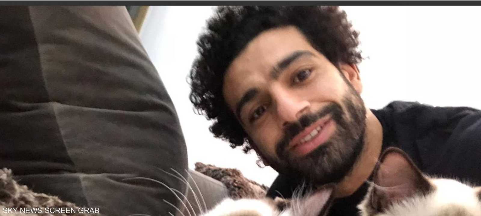 محمد صلاح مع قطتين على حسابه في تويتر.