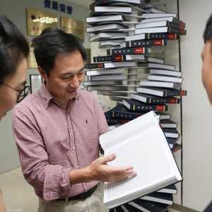 العالم الذي زعم إجراء التعديل يستعرض أبحاثه.