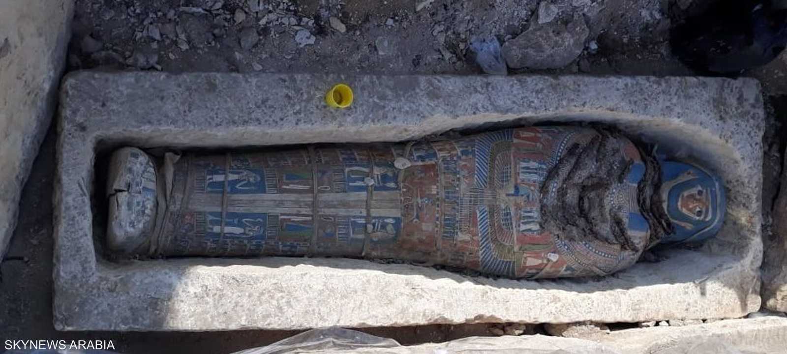 تم العثور علي مدفن به ثماني توابيت مصنوعة من الحجر الجيري