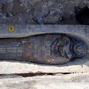 تم العثور علي مدفن به ثماني توابيت مصنوعة من الحجر الجيري