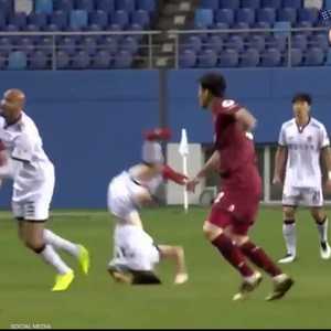 انكسرت رقبته وفقد الوعي في المستطيل الأخضر