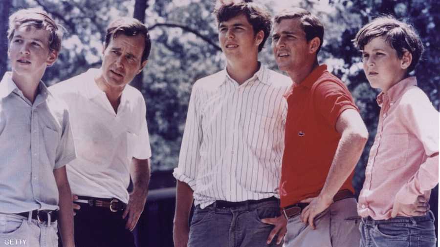 بوش الأب مع أبنائه الأربعة، ويظهر جورج الإبن بالأحمر