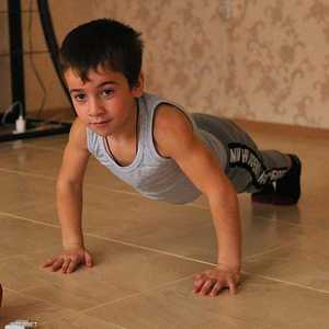 الطفل الجبار.. بنيته الجسدية تدل على قدراته