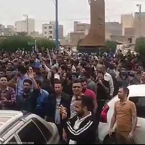 محتجون بالأحواز يصبون جام غضبهم على روحاني