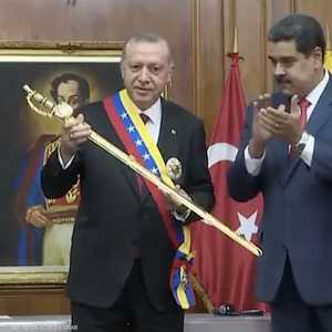 مادورو يمنح أردوغان سيفا مقلدا