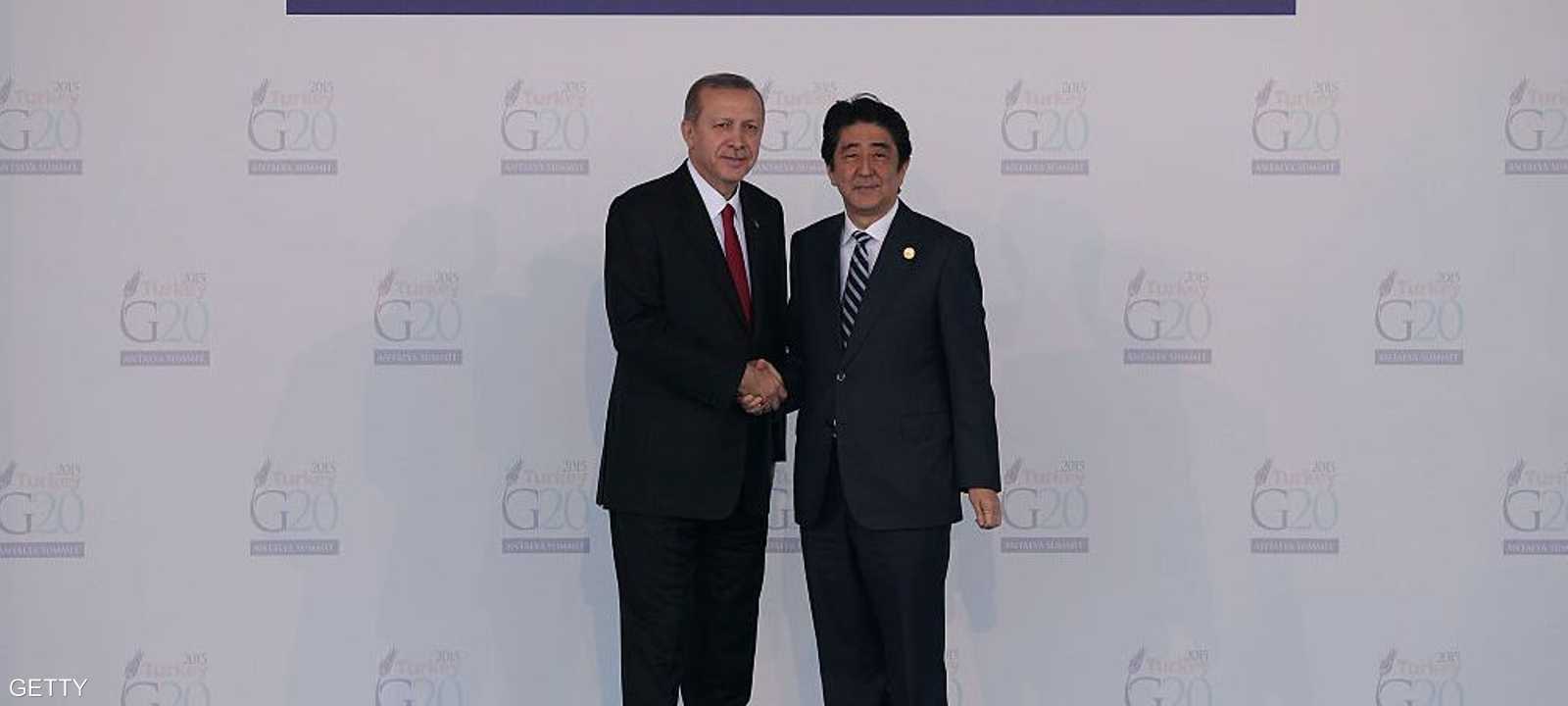 أردوغان مع رئيس الوزراء الياباني شينزو آبي