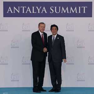 أردوغان مع رئيس الوزراء الياباني شينزو آبي