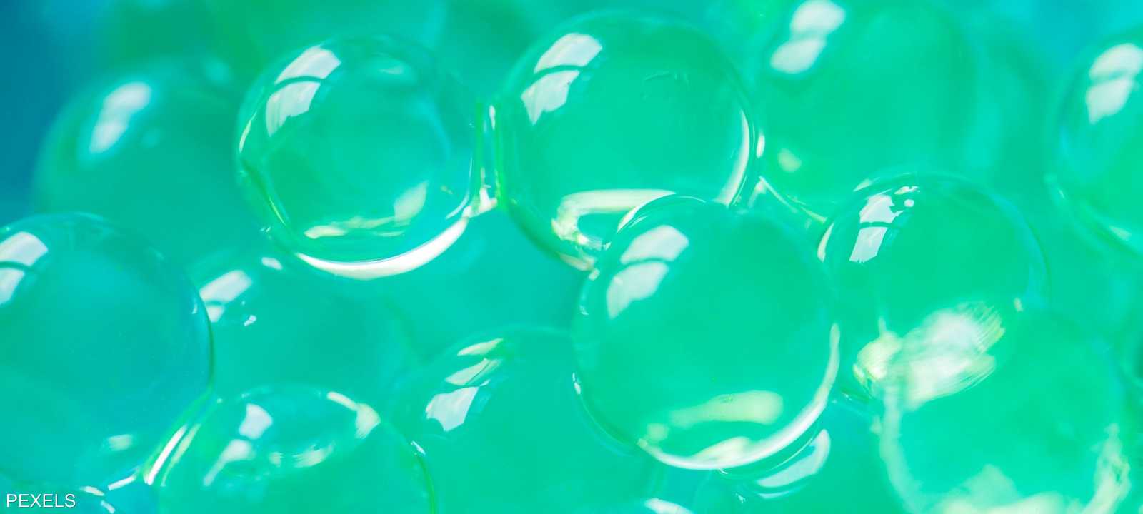 الجل يفرك على ظهر الرجل وكتفيه