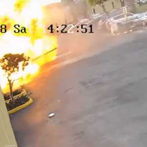 بالفيديو.. لحظة اصطدام "مرعبة" لطائرة بمركز لعلاج الأطفال