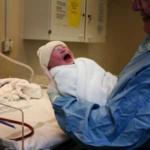 الأم تمرر الأجسام المضادة لكورونا إلى رضيعها- أرشيفية